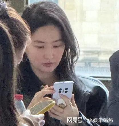 开云体育APP-路人镜头下的刘亦菲胖到不忍直视,手指头跟小柱子似的,好雷人!